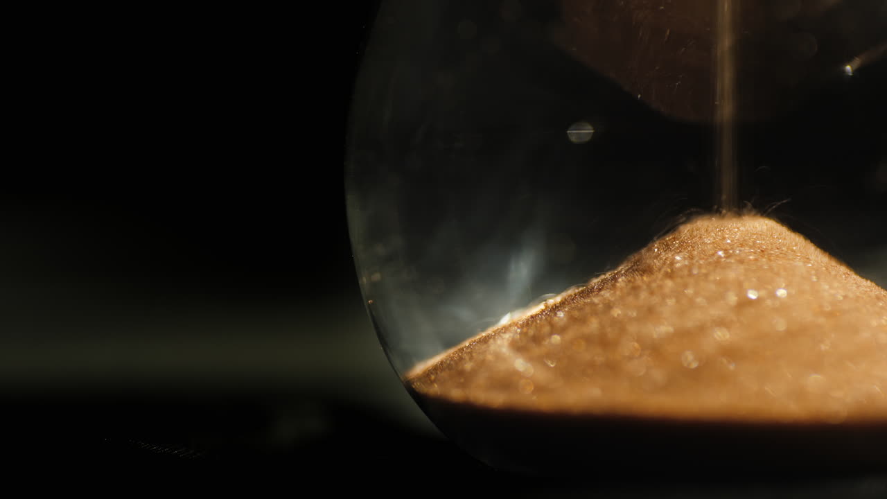 모래시계 바닥에 쌓인 모래더미