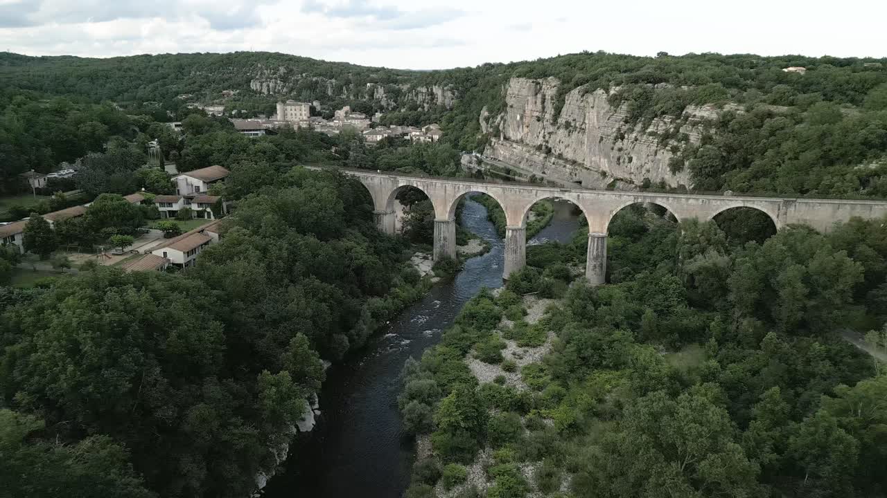 프렌치 리버 타운 브리지 (french river town bridge), 보그 아르데치 (vogue ardèche)