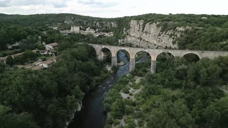 Puente-De-La-Ciudad-Del-Río-Francés-Moda-Ardeche-Vista-Aérea