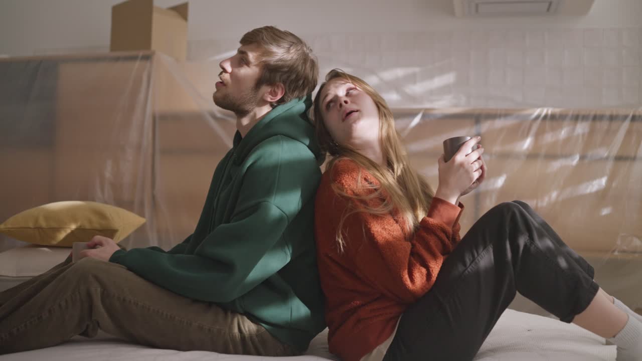 Par slapper av under flytting til nytt hjem