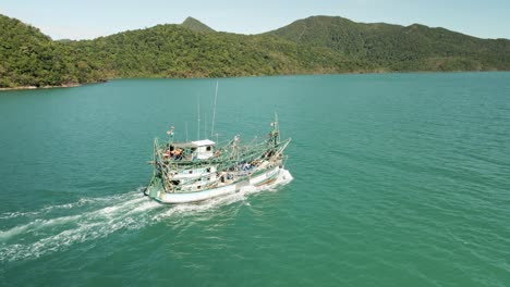 Imágenes-Aéreas-De-4k-Del-Barco-De-Pesca-Comercial-Tailandés,-Tiro-De-Seguimiento