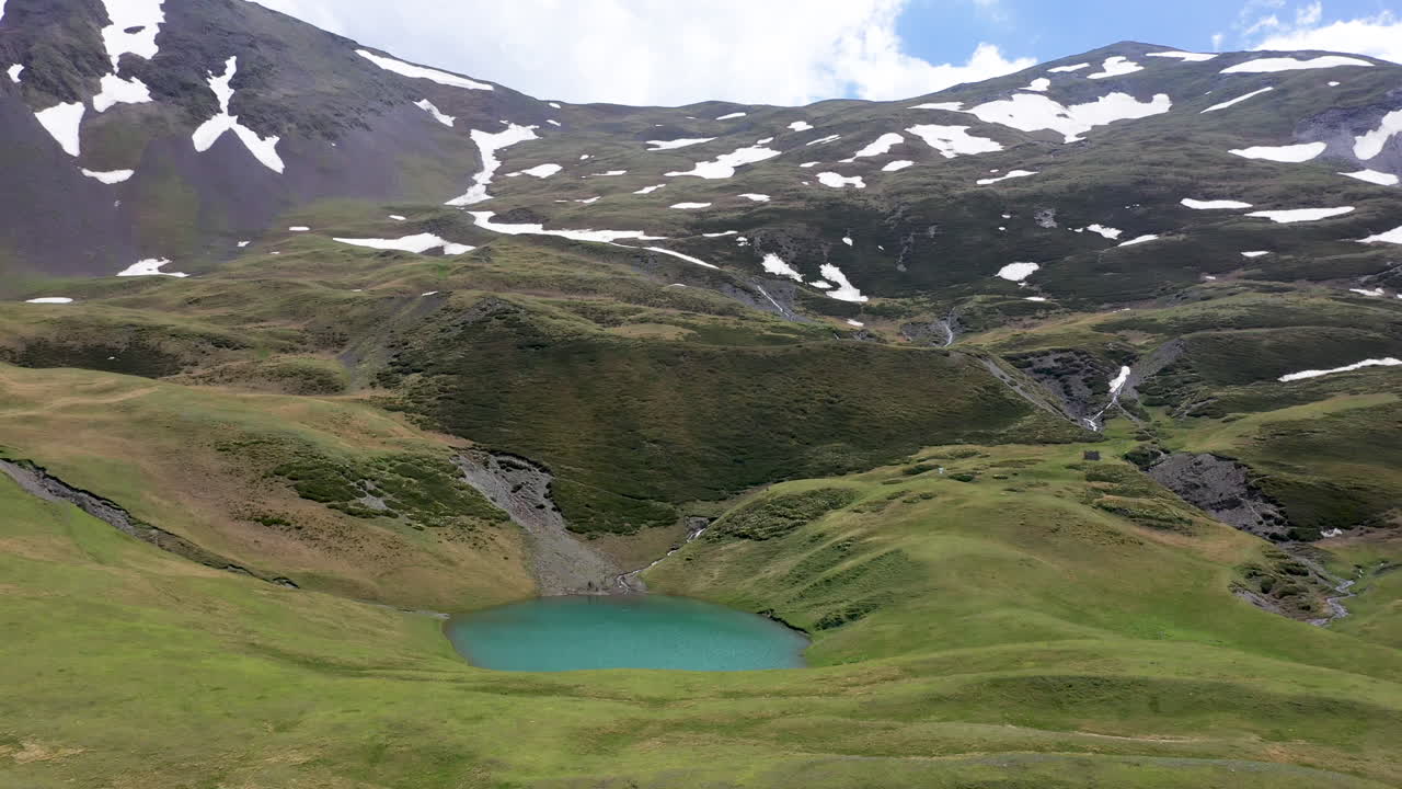 gran tiro giratorio de drones del lago oreit en tusheti georgia, en las montañas del cáucaso