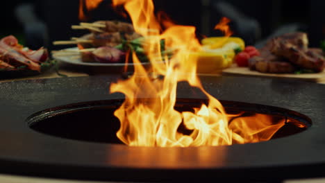 Parrilla-Calentándose-Para-Cocinar-Comida-Afuera.-Llamas-De-Fuego-Ardiendo-En-La-Parrilla-De-Barbacoa.