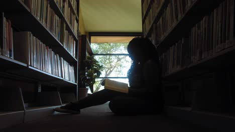 Junge-Schwarze-Frau-Liest-In-Einer-Bibliothek---Breiter-Dolly-Rücken