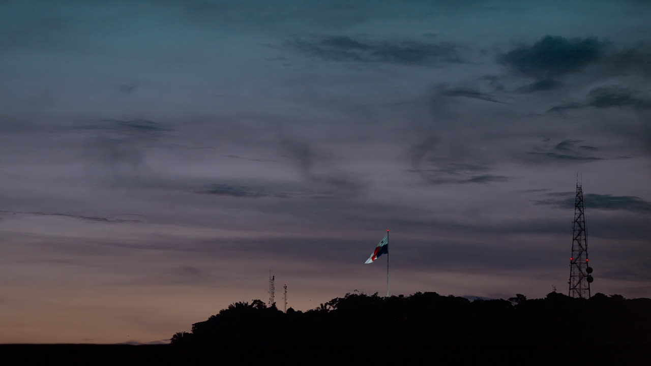 torre de transmisión y transmisión bandera de panama al atardecer en cerro ancon, ciudad de panama