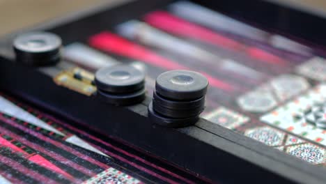 dos hombres están jugando al backgammon de cerca