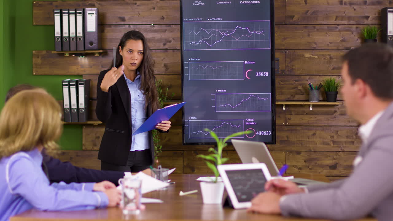 joven mujer de negocios presentando la estrategia del proyecto en la televisión
