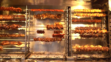 una barbacoa en las calles de skiathos, grecia
