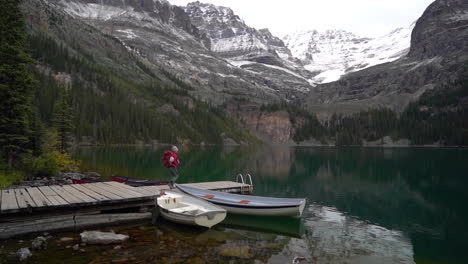 Wanderin-Mit-Rucksack-Auf-Holzsteg-Am-Lake-O&#39;hara