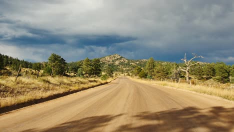 Eine-Unbefestigte-Straße-In-Der-Landschaft-Von-Colorado,-Während-Sturmwolken-Aufziehen