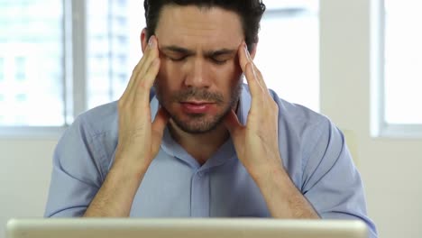 hombre de negocios estresado mirando la computadora portátil