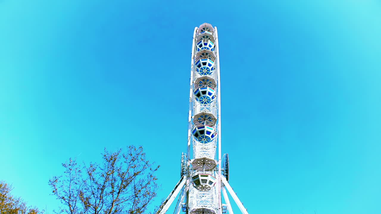 タイムラプス、空を背景にした大観覧車。夕暮れ時の撮影。