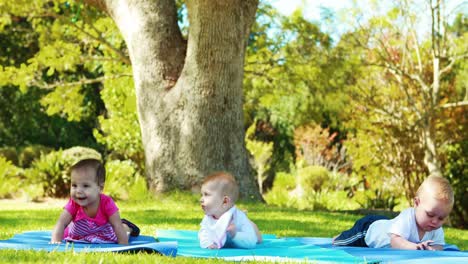 Drei-Babys-Liegen-Auf-Einer-Trainingsmatte