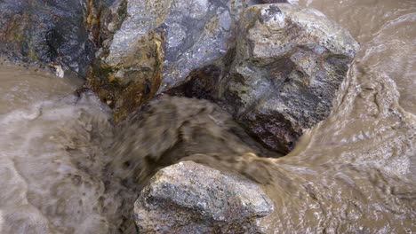 de fumarolas fluviales aguas fangosas en las azores con rocas, primer plano