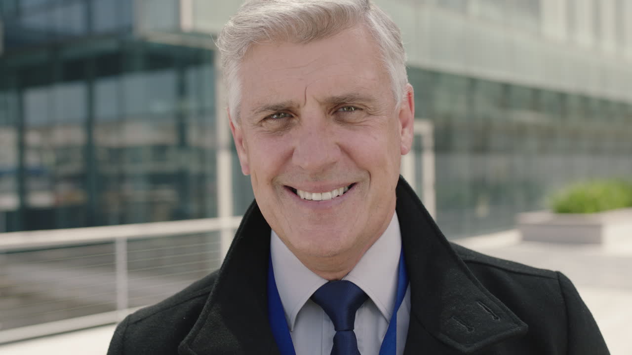 retrato de cerca de un exitoso ceo maduro hombre de negocios sonriendo feliz disfrutando del estilo de vida corporativo en el fondo de la ciudad urbana