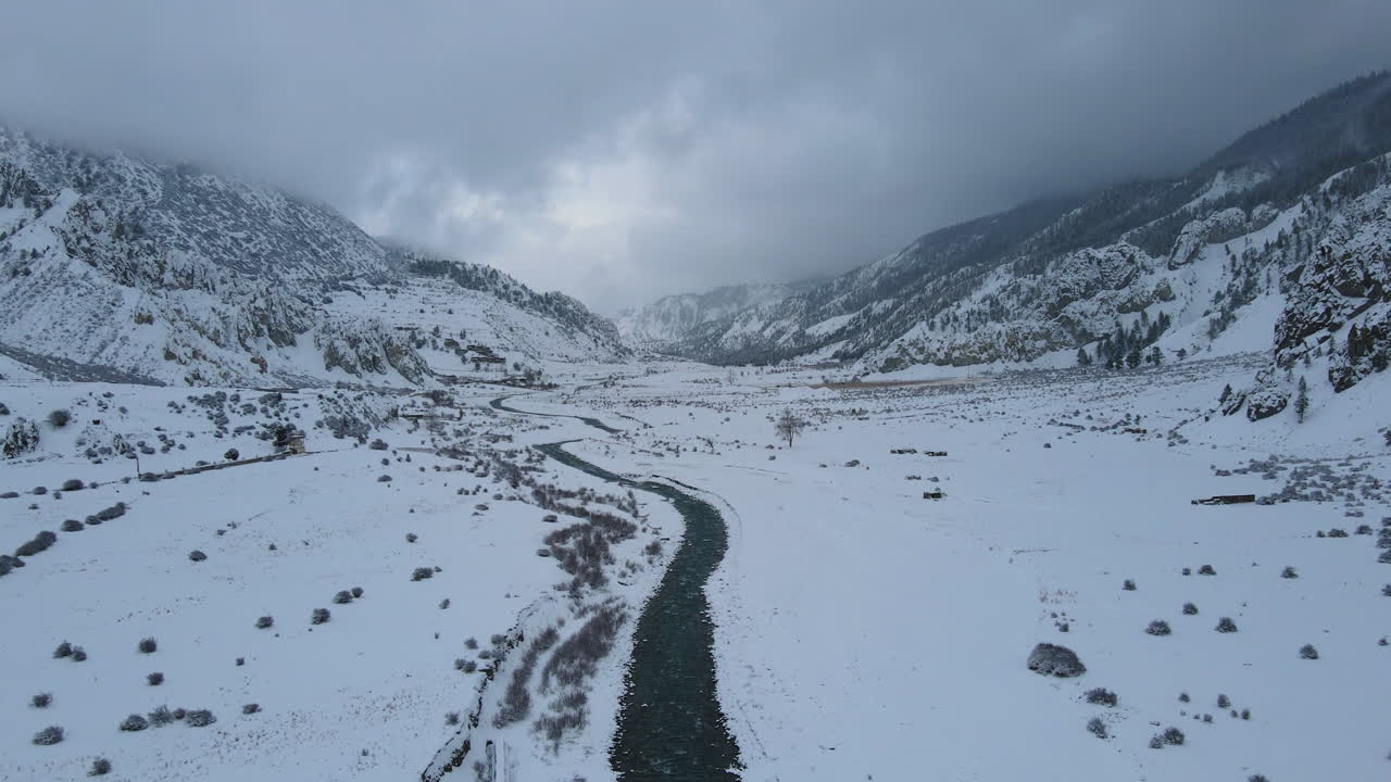 el país de las maravillas nevadas vista aérea del circuito de annapurna región de nepal, alpino, paisaje, vegetación, turismo de aventura de gran altitud 4k