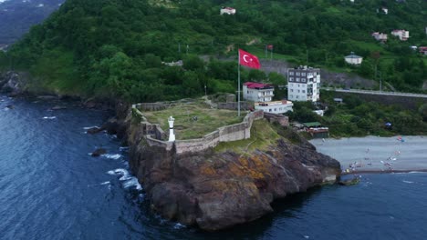 Vista-Aérea-De-Un-Pequeño-Castillo-Encaramado-En-Una-Aguja-Escénica