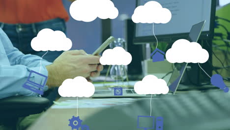 animación de nubes digitales con dispositivos electrónicos sobre un hombre caucásico usando un teléfono inteligente