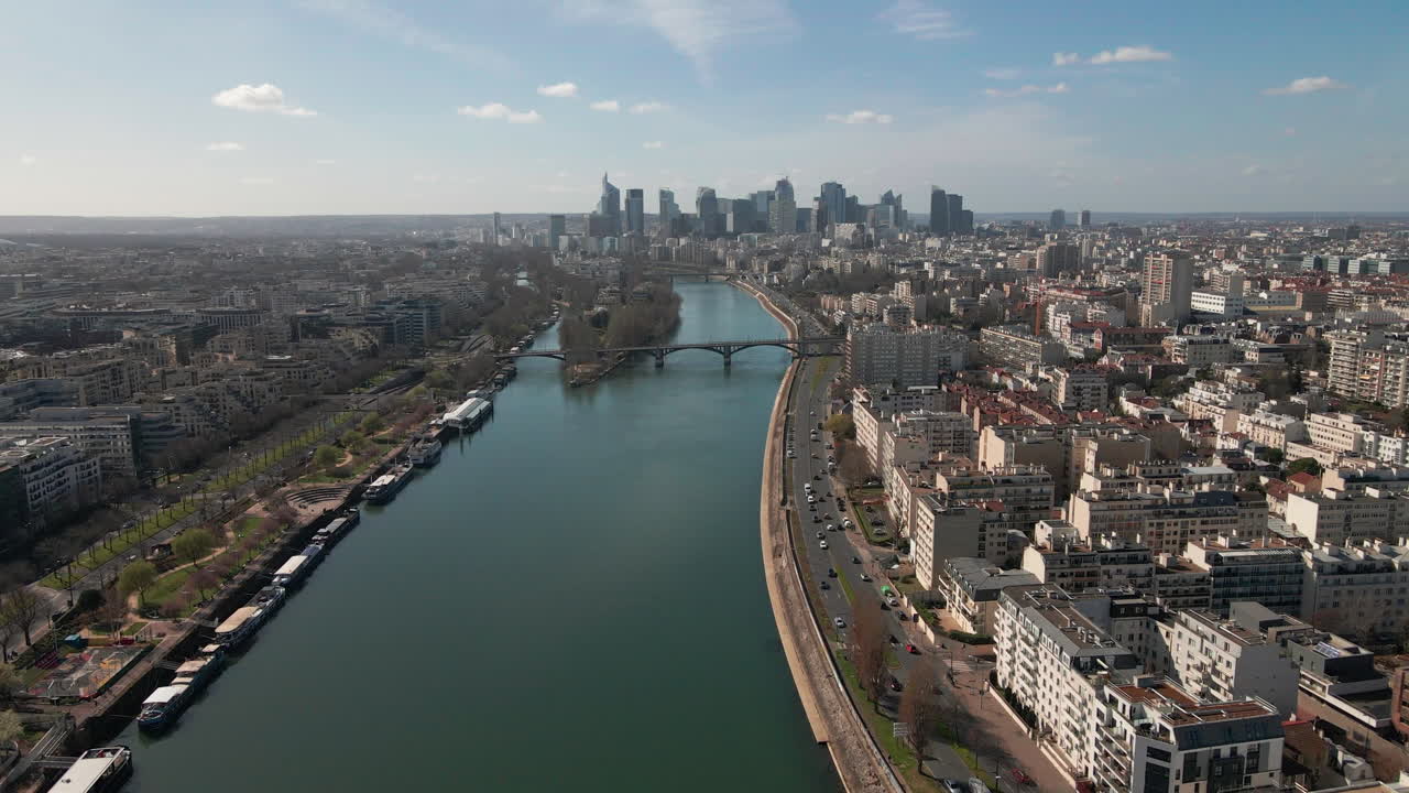 파리 교외의 공중 비디오, 라 데팡스의 전망