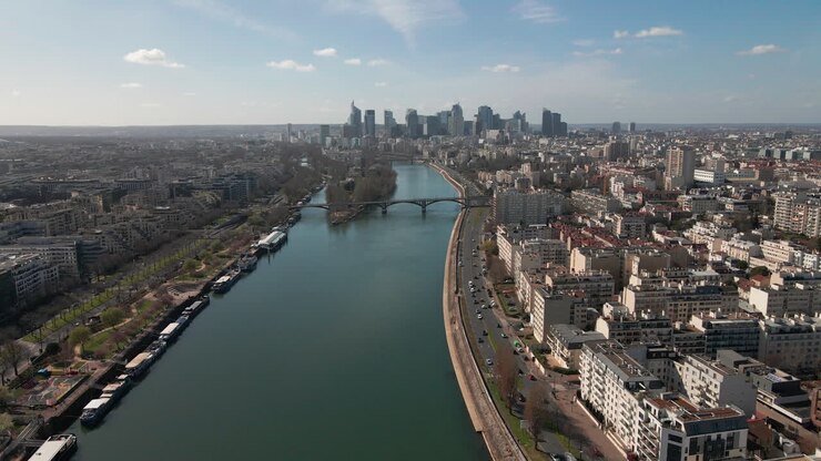 Luchtvideobeeld van de Parijse buitenwijken, uitzicht op La Defense