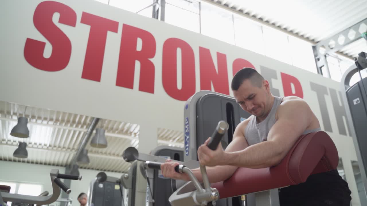 체육관에서 팔뚝 운동을 하는 운동선수의 동기 부여 샷