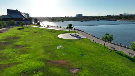 Lago-De-La-Ciudad-De-Tempe-Al-Atardecer