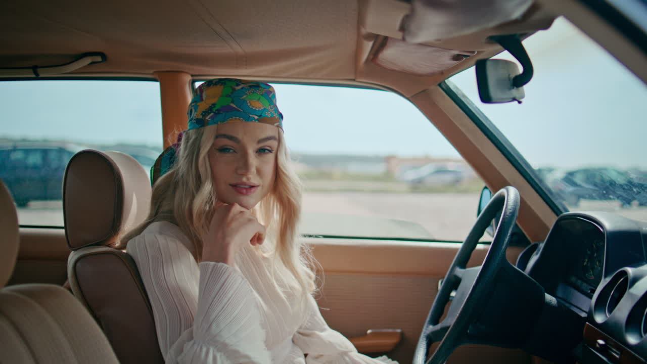 행복한 여행자 휴식을 취하는 자동차 가까운 카메라를보고. 빈티지 자동차에 있는 여성