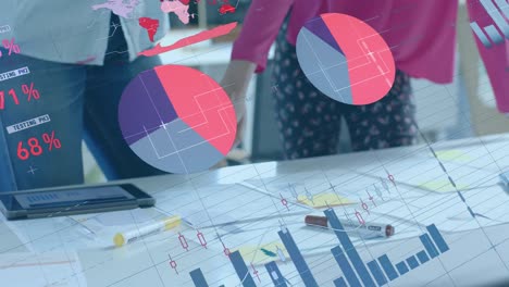 Animation-Der-Datenverarbeitung-Und-Diagramme-über-Verschiedene-Kollegen-Mit-Bauplänen-Im-Büro