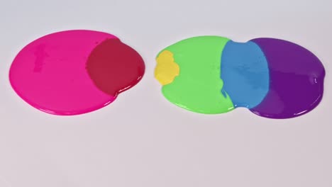 los colores goteantes extienden una amplia radiación.
