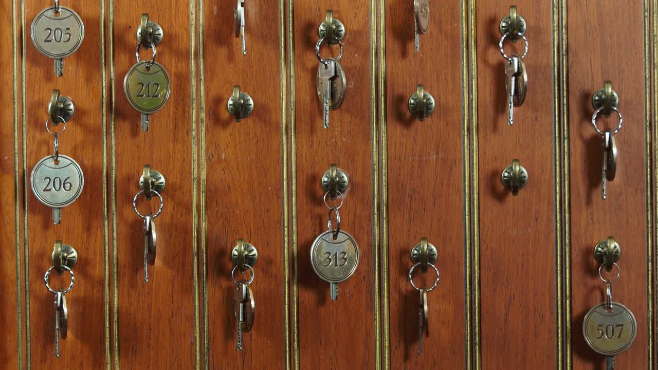 비즈니스맨이 호텔에 체크인하고 키를 받습니다 5