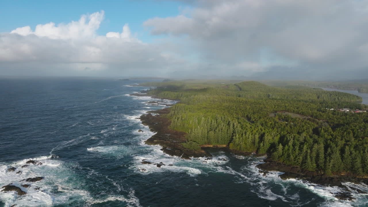 video del drone al tramonto a ucluelet british columbia, canada sopra l'oceano e la foresta