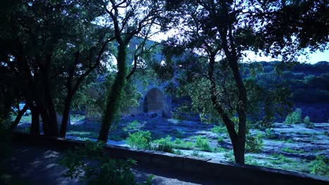 Pont-Du-Gard-En-Francia-Entre-árboles-Y-Naturaleza-Sobre-Un-Pequeño-Río-Y-Una-Y-Otra-Vez-El-Sol-Brilla-A-Través-De-Los-árboles