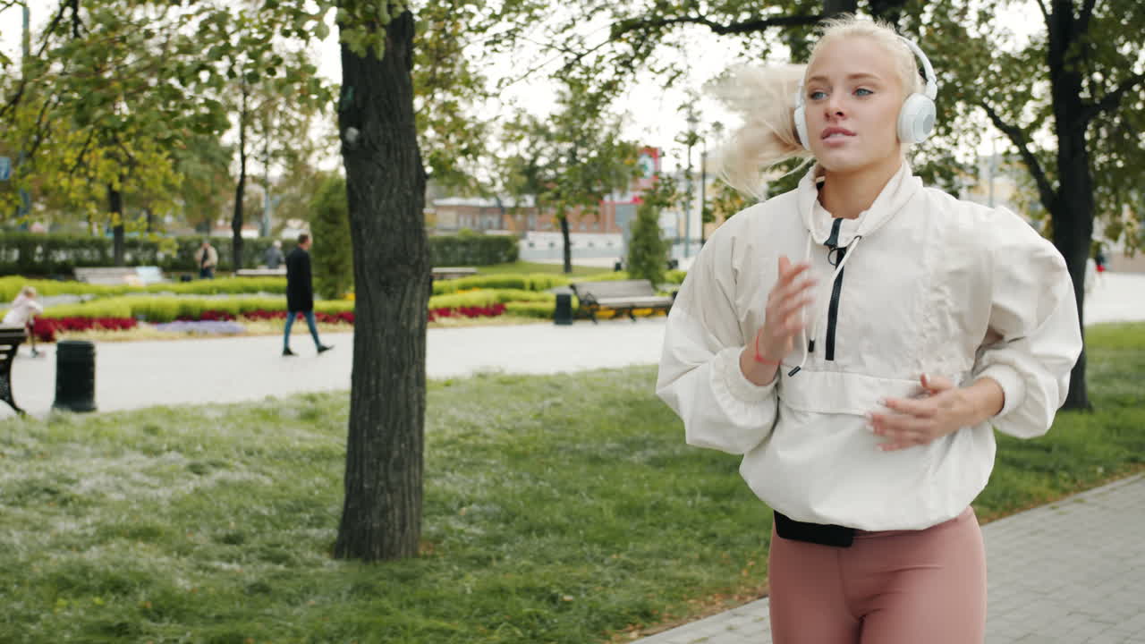 공원에서 달리는 여자