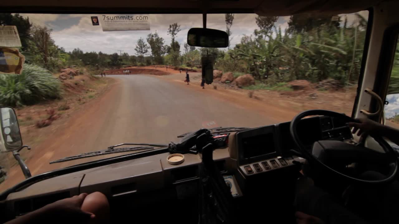 vista interior del autobús del conductor y la carretera