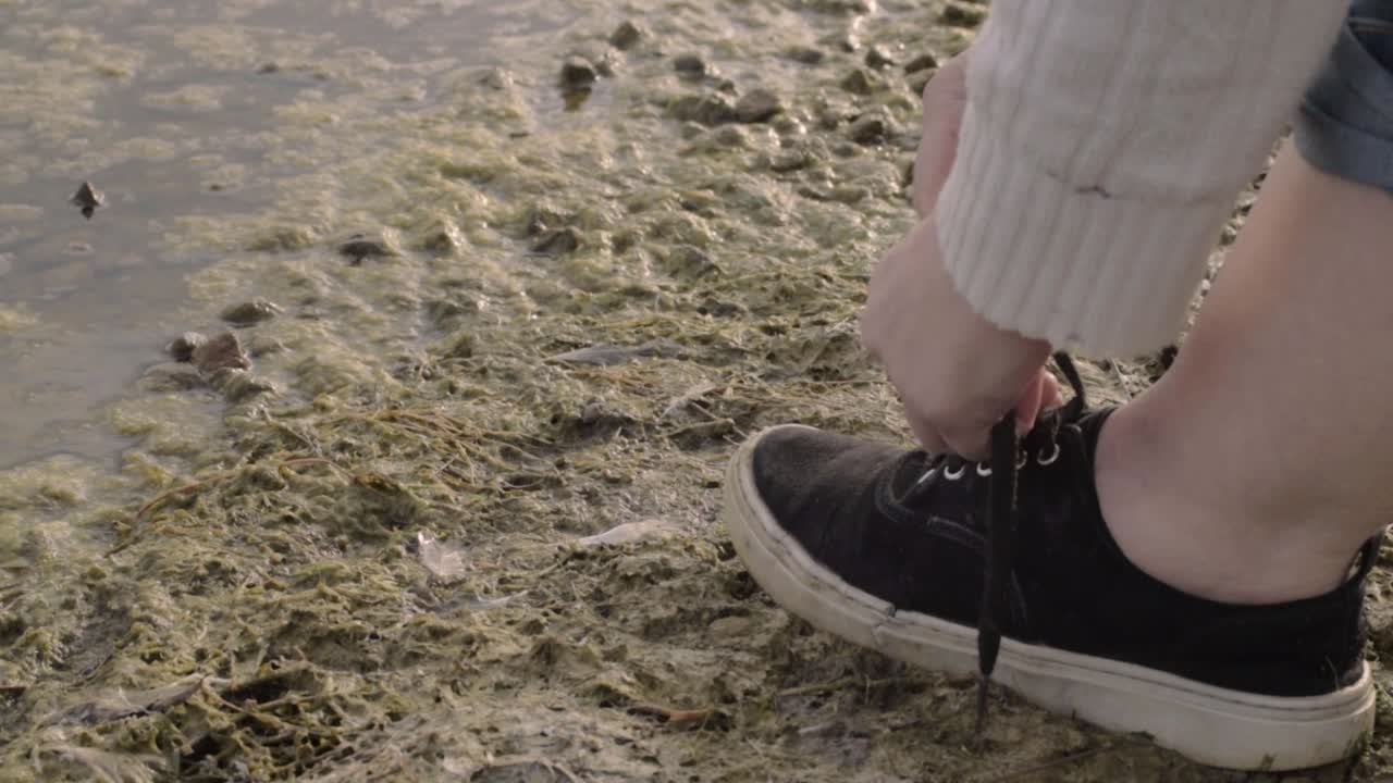 운동화 펌프스 신발끈 묶는 물가 주자