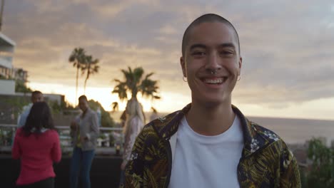 hombre joven sonriendo a la cámara en un techo