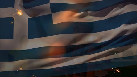 Animation-Des-Schwenkens-Der-Griechischen-Flagge-über-Einer-Gruppe-Von-Freunden-Am-Strand