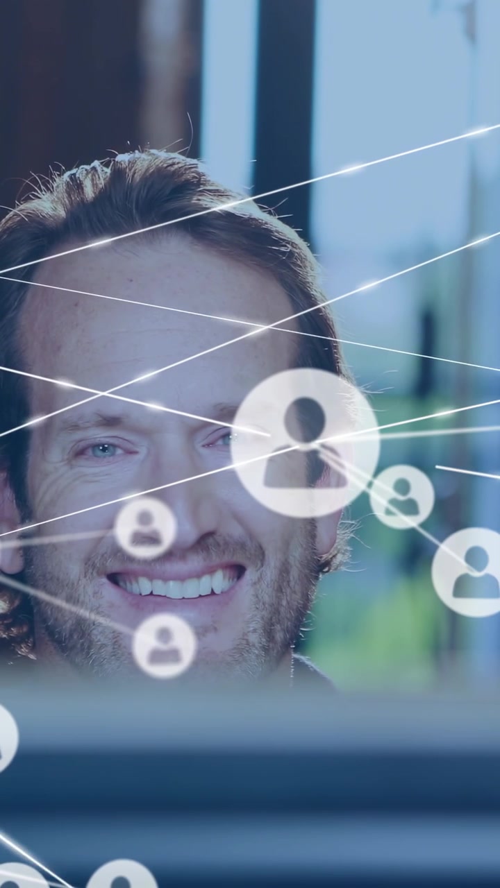 Video verticale: Uomo del settore tecnologico che monitora uno schermo, con avatar che scorrono a destra e linee che si sovrappongono sugli occhiali.