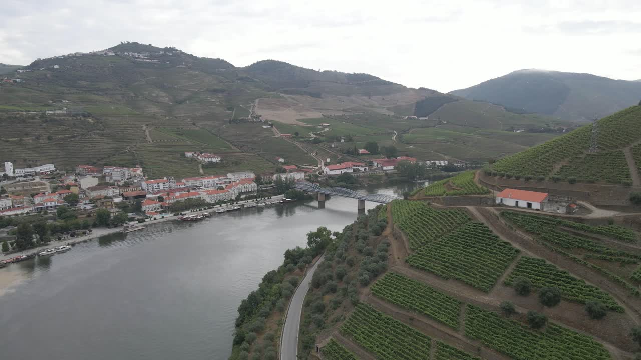Vista aerea del vecchio ponte sul fiume Douro a Pinhão, drone che ruota verso il