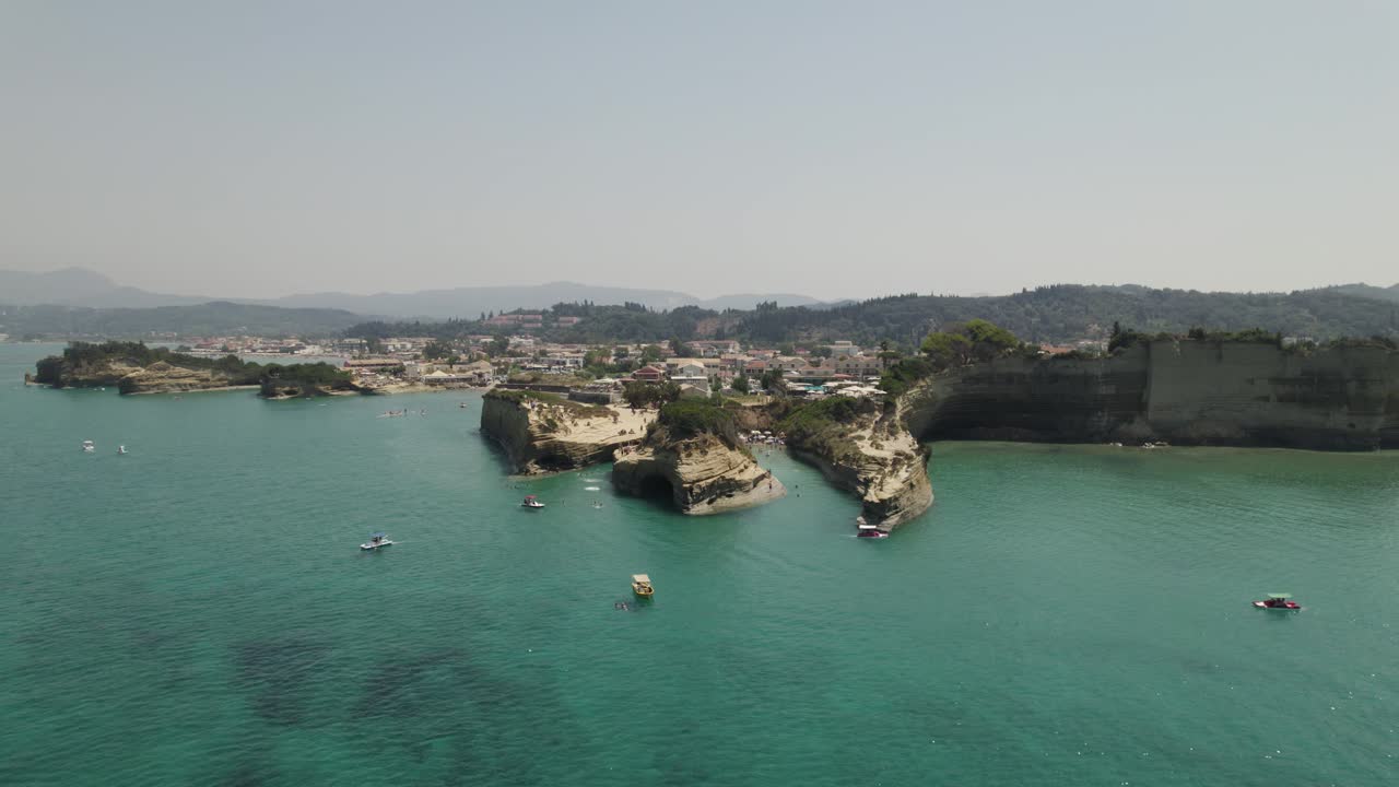 vista aérea del canal del amor canal d'amour en la isla de corfú, sidari, grecia