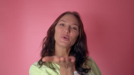 mujer soplando un beso