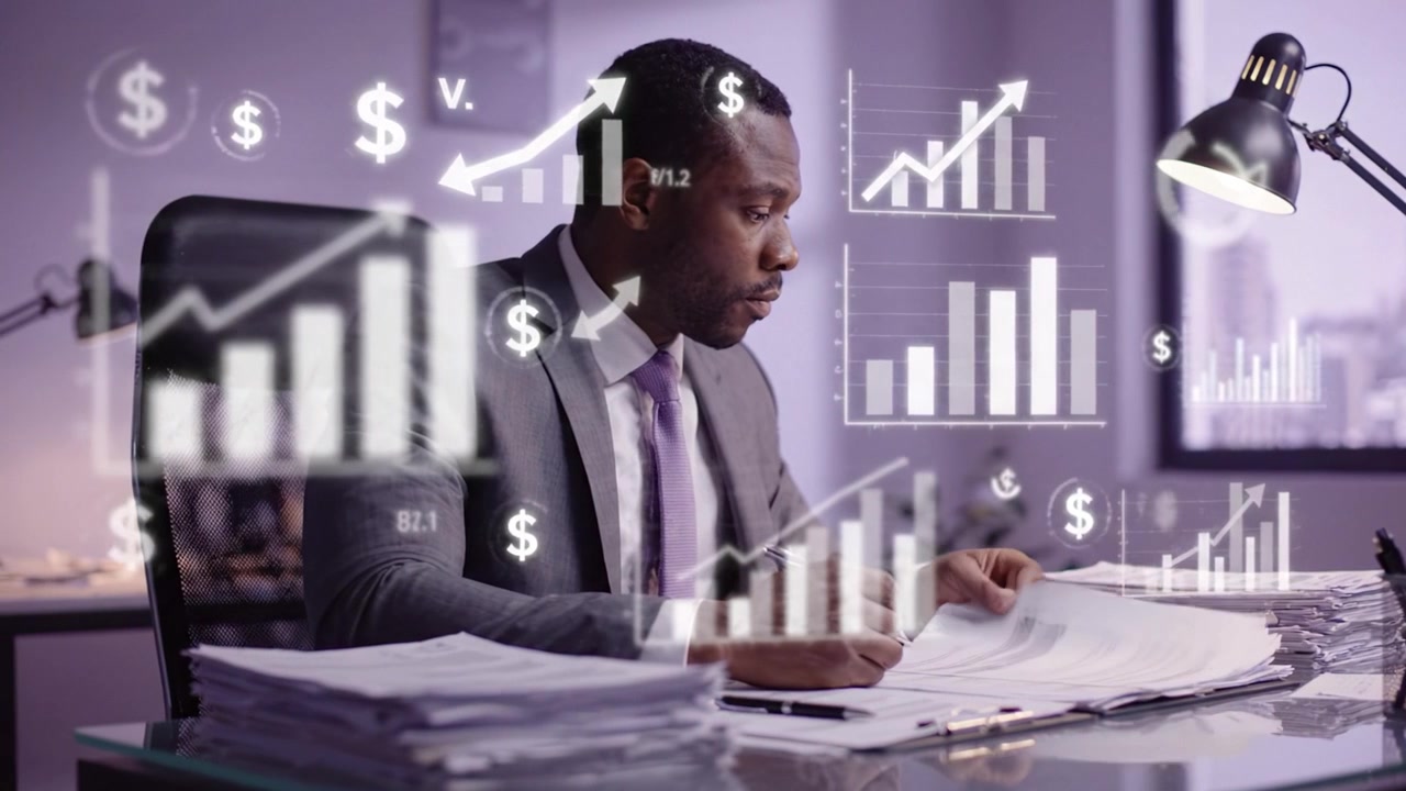 Professionnel masculin concentré analysant des données et des graphiques financiers dans un environnement de bureau moderne, entouré de documents et de graphiques numériques représentant la croissance et les tendances.