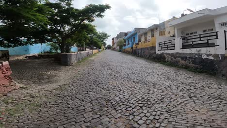 calle pavimentada entre casas en la ciudad de tarrafal, isla de santiago en cabo verde, áfrica