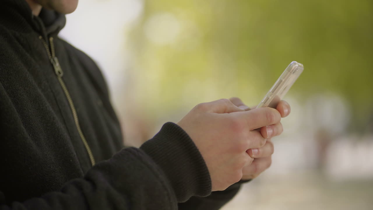 foto recortada de un hombre usando un teléfono celular al aire libre