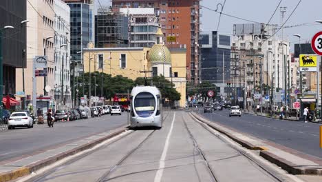 el tranvía viaja por una concurrida calle de nápoles.