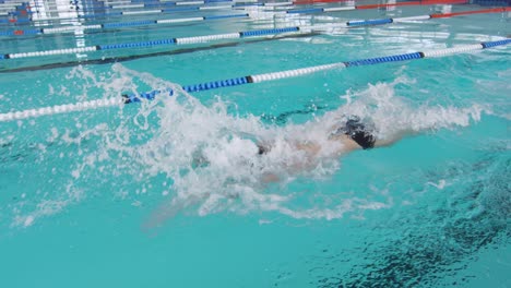 Schwimmer-Schwimmt-In-Den-Pool