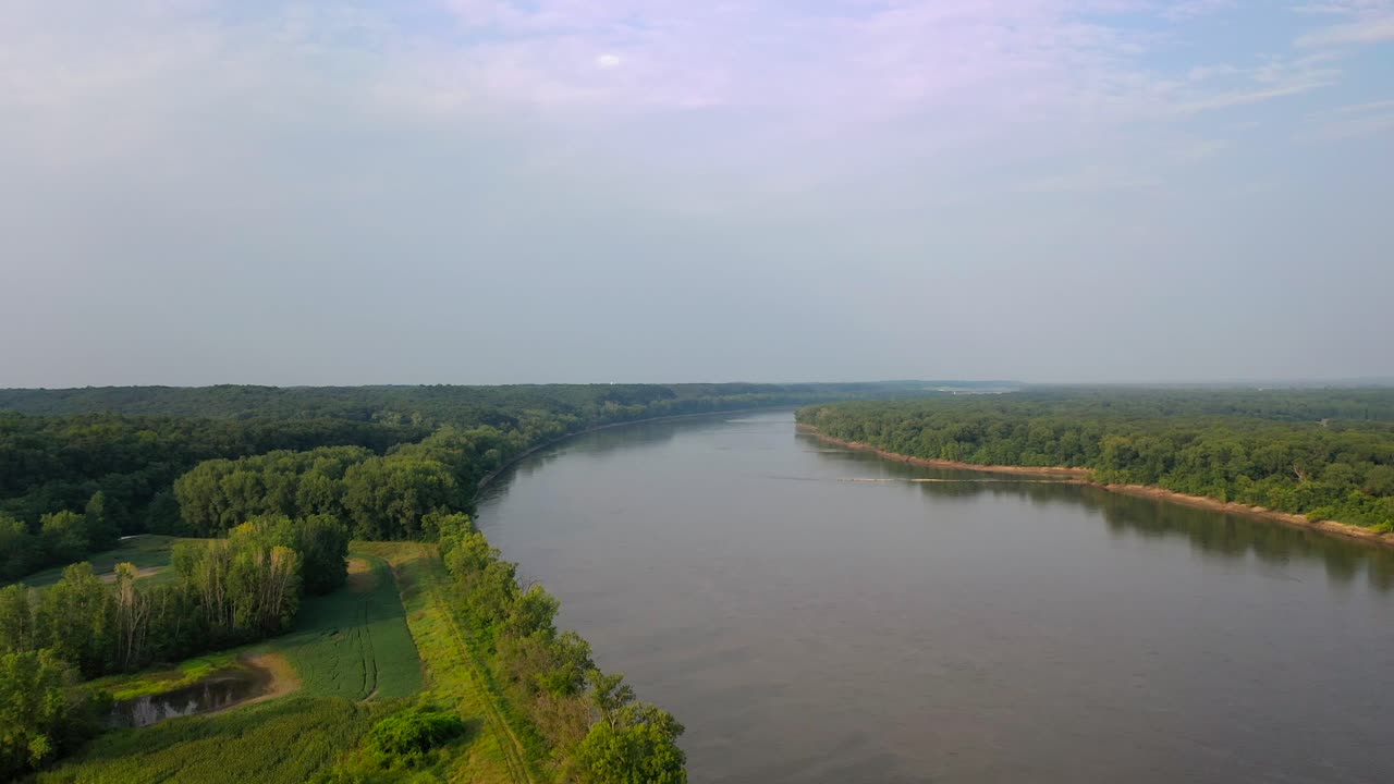 vista aérea del río missouri en un día brumoso