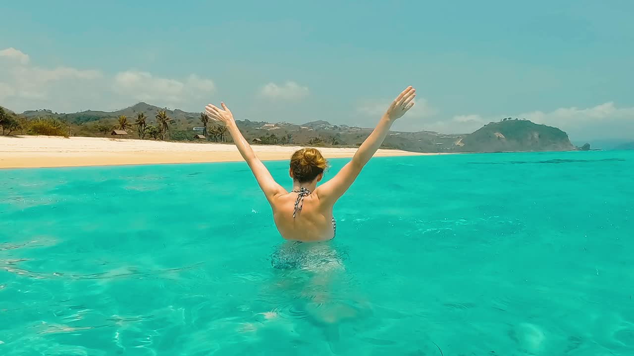 viajero feliz disfrutando de unas vacaciones en una playa tropical