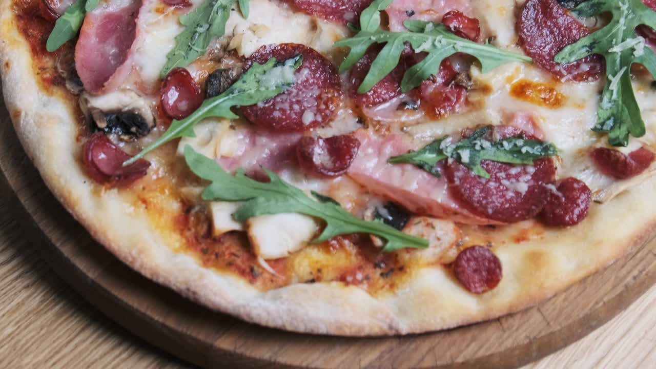 레스토랑 의 나무판 에 식욕 을 게 하는 피자