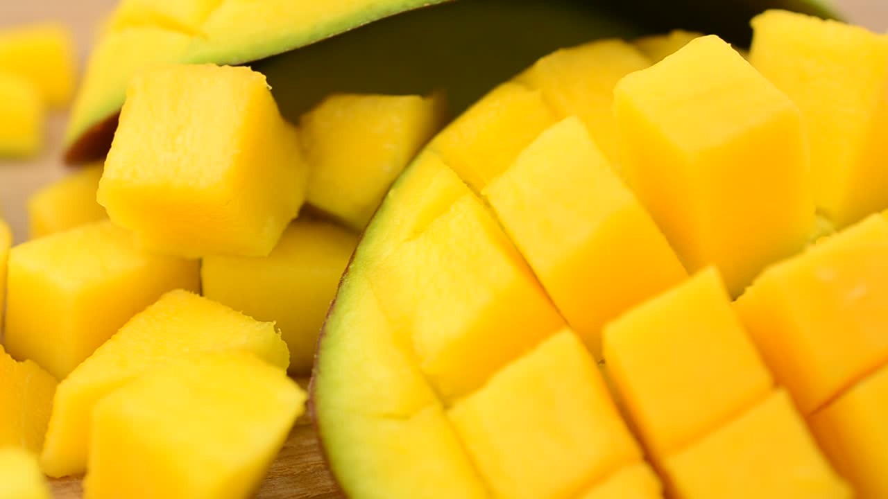 Mango na drewnianej desce. Ujęcie w ruchu